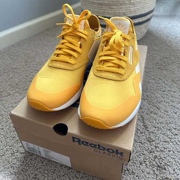 New in box- Reebok classic sneaker size 9 - Picture 6 of 6